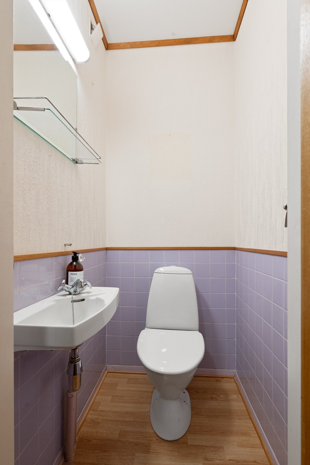 Toalettrommet ligger vegg i vegg med badet, og er innredet med toalett og servant. Galleribilde
