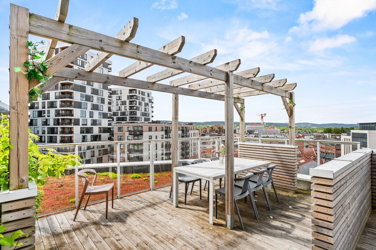 Felles takterrasse med gode solforhold og flere hyggelige soner for opphold. Her kan beboerne nyte utsikten og rolige stunder utendørs. Galleribilde