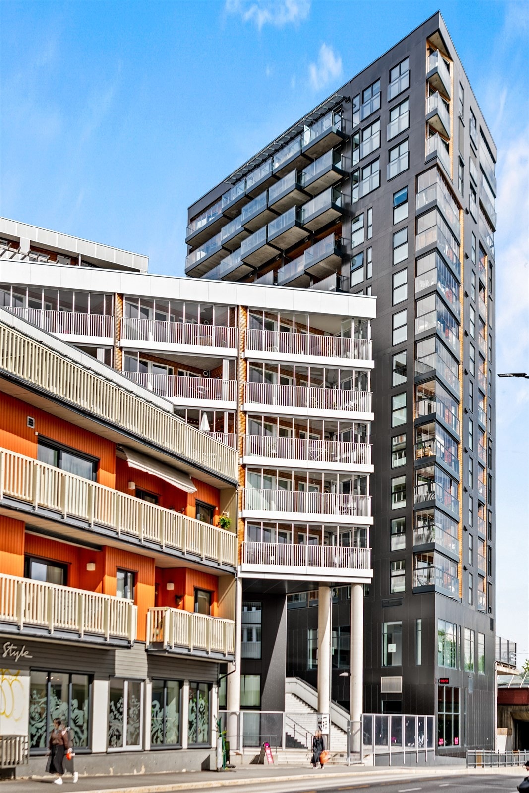 Moderne boligbygg med markant arkitektur og sentral beliggenhet. Her bor du i et nyere område med kort vei til byens fasiliteter. Galleribilde