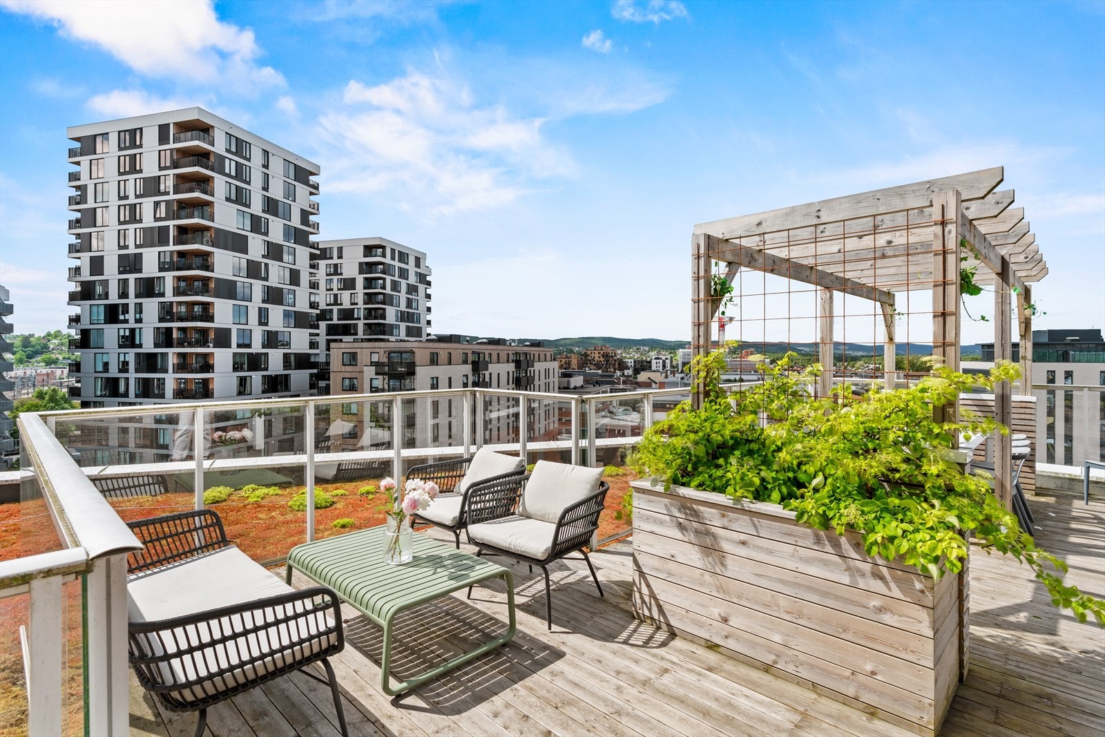 Felles takterrasse med grønne innslag og flotte utsiktsforhold. Et attraktivt samlingspunkt for beboerne. Galleribilde