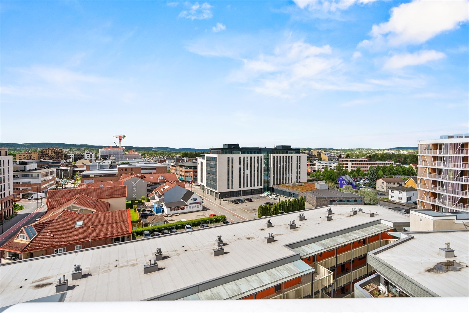 Fra takterrassen får du vid utsikt over nærområdet og bybildet. En flott felles uteplass for solrike dager. Galleribilde