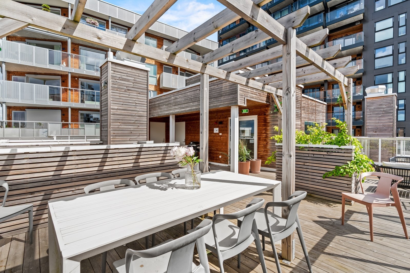 Takterrassen byr på god plass til både sittegrupper og sosiale sammenkomster. Pergola og tredekke gir et lunt og trivelig preg. Galleribilde