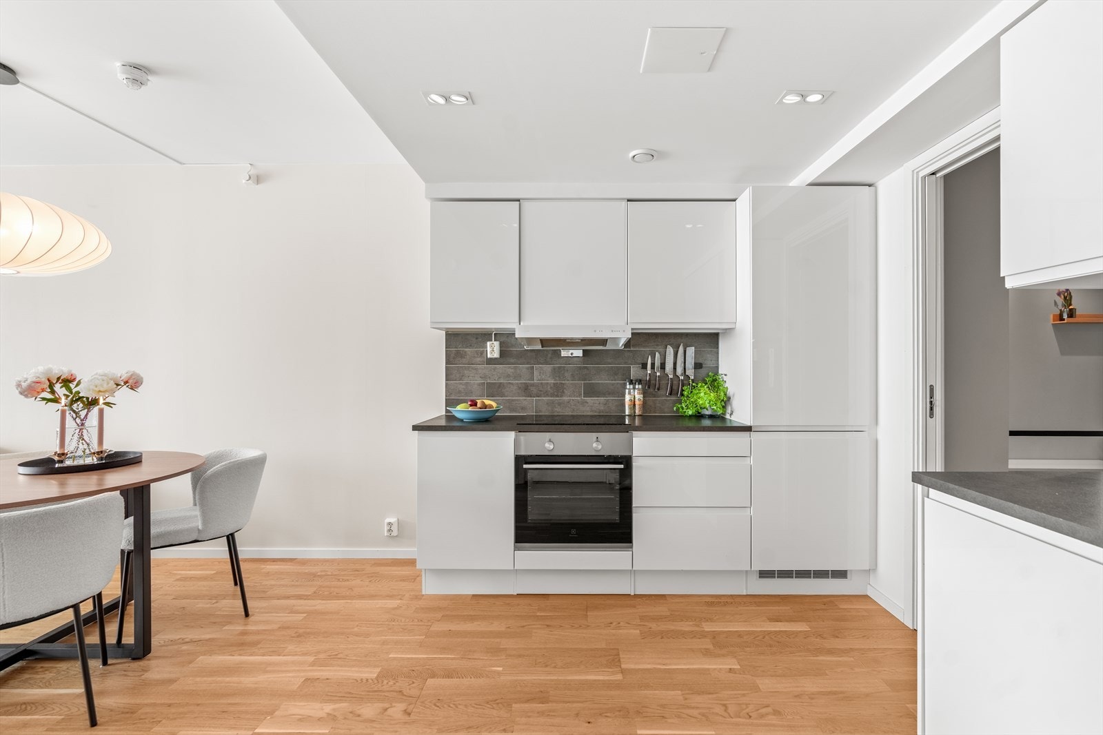 Kjøkkenet fremstår moderne og arealeffektivt med alt du trenger lett tilgjengelig. En pen og praktisk løsning for en 2-roms leilighet. Galleribilde