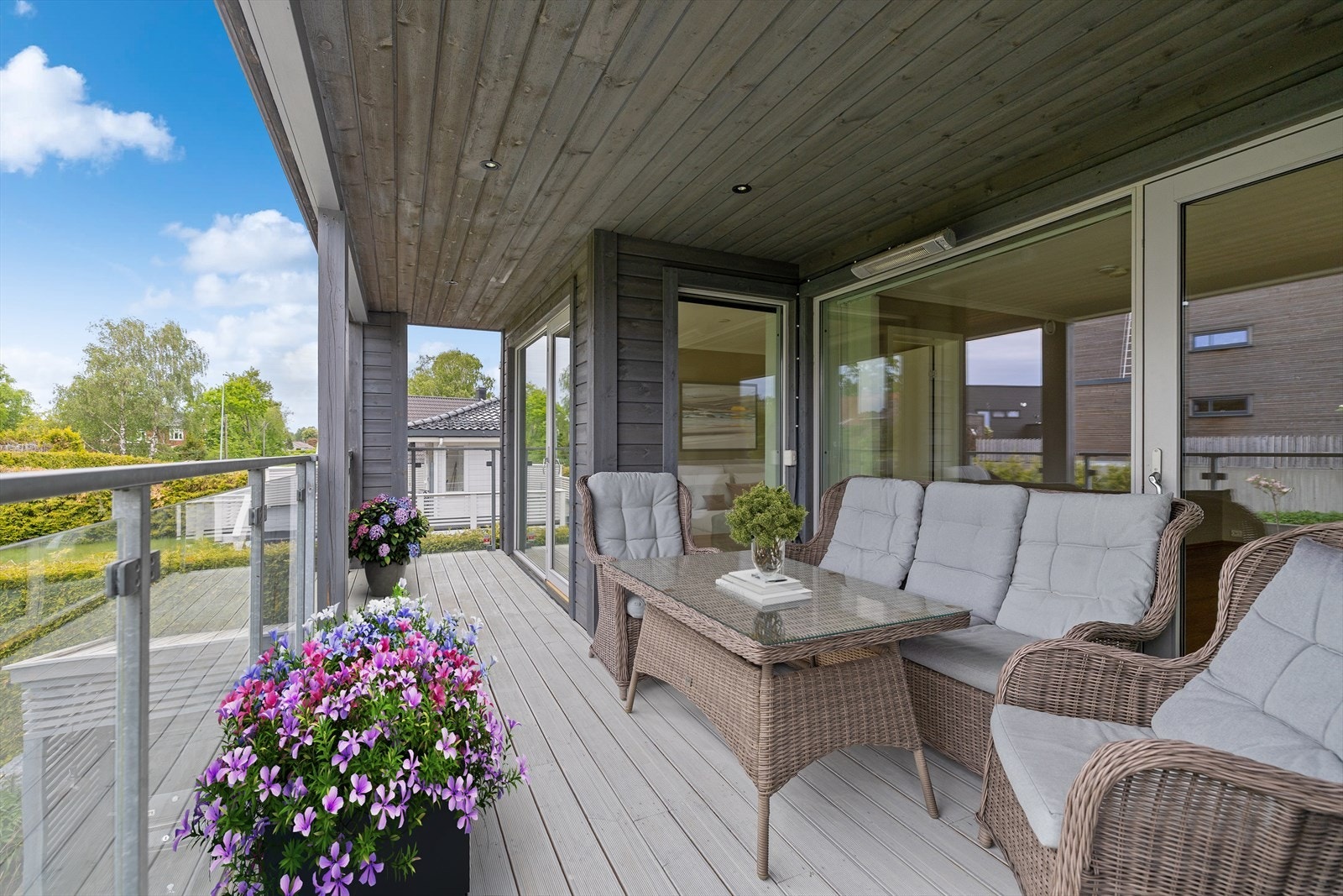 Den romslige, vestvendte balkongen på hele 19 m² fungerer som en naturlig forlengelse av oppholdsrommet og byr på svært gode oppholdskvaliteter. Balkongen er overbygd og utstyrt med downlights i taket. Galleribilde