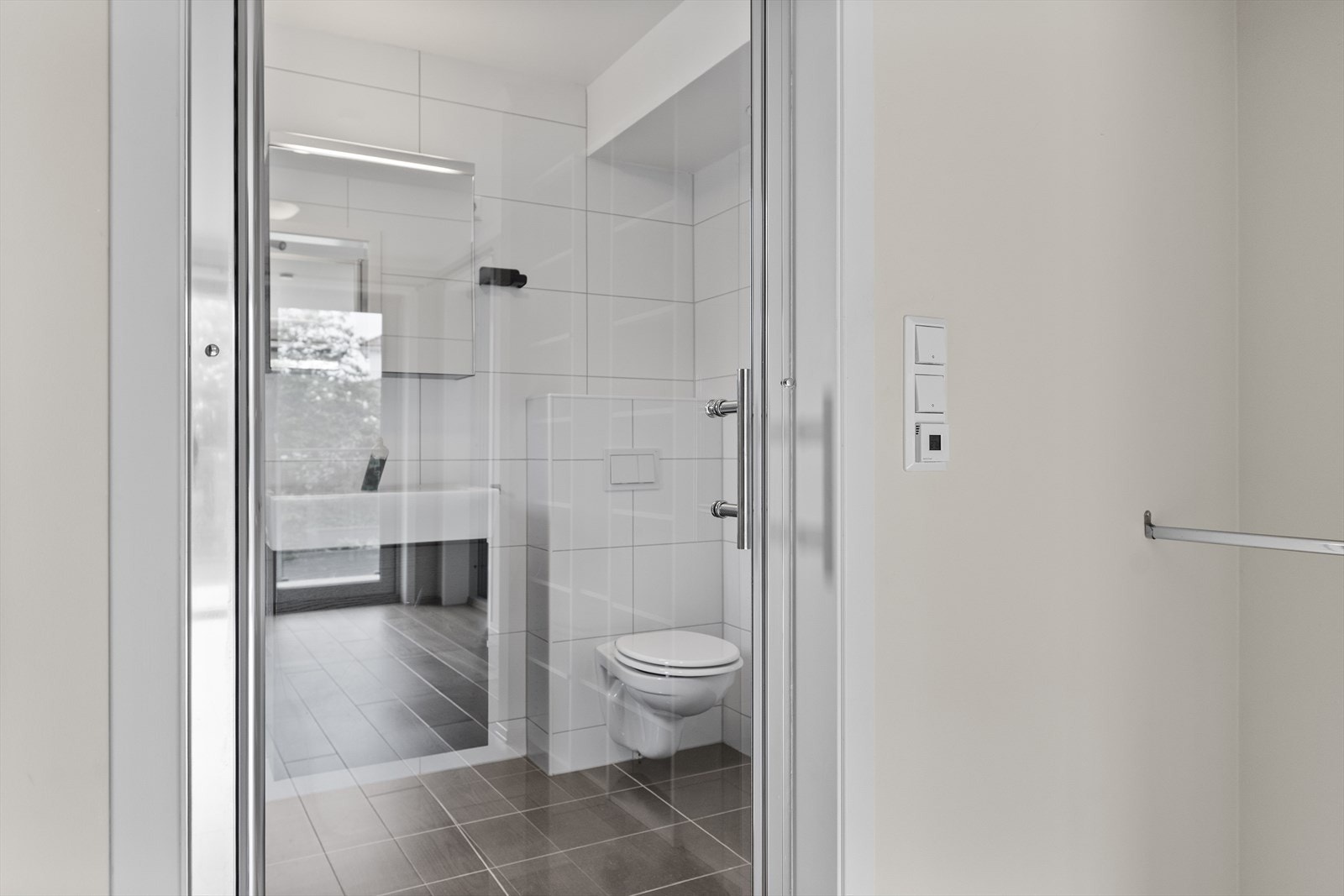 Badet er tilgjengelig via en glassdør fra garderoben. Galleribilde
