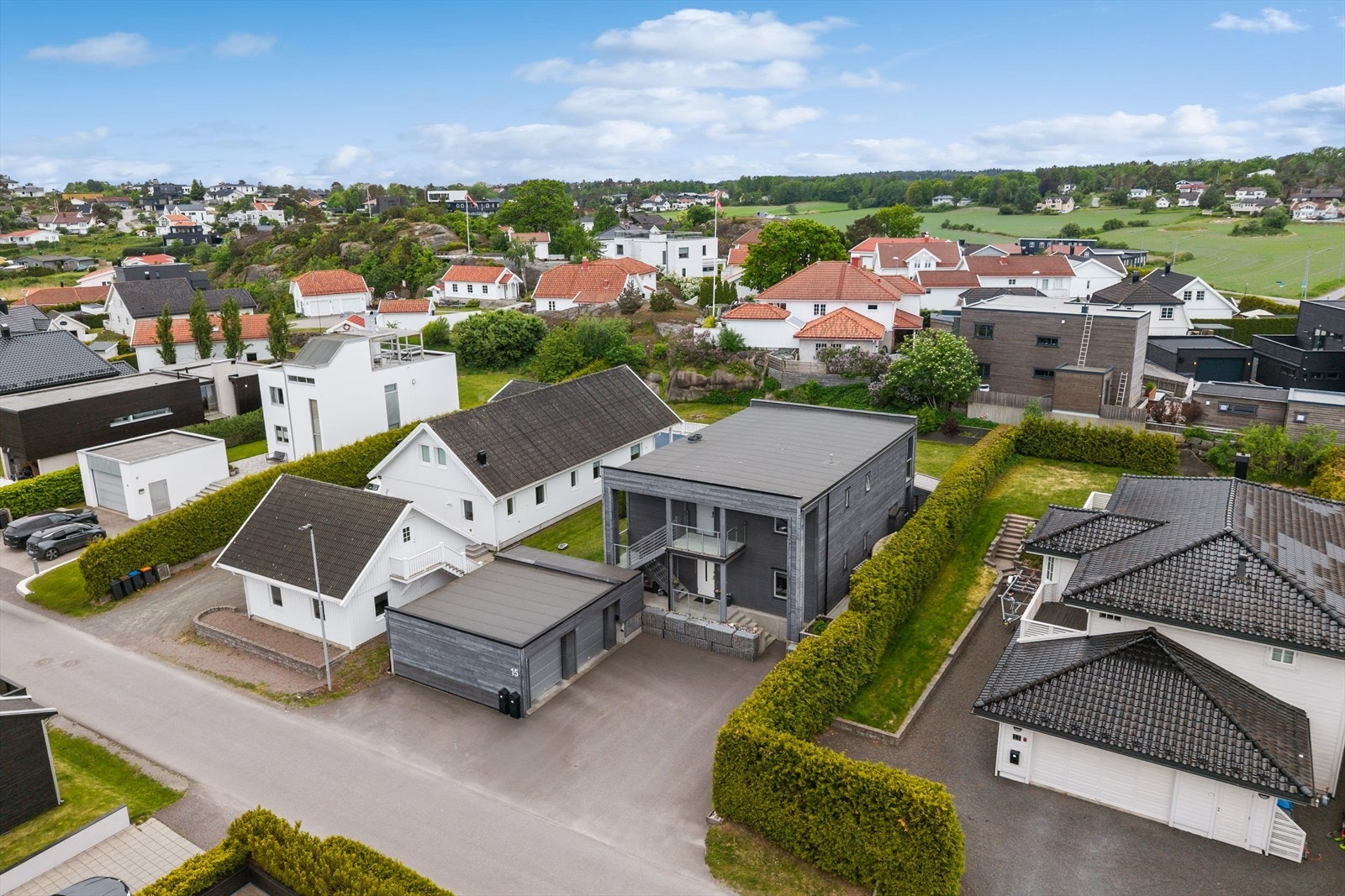 Tomten er felles eiet av sameiet og fremstår som svært velholdt og pent opparbeidet med asfalterte internveier, parkeringsarealer og grønne fellesområder som bidrar til et ryddig, trivelig og innbydende bomiljø. Galleribilde