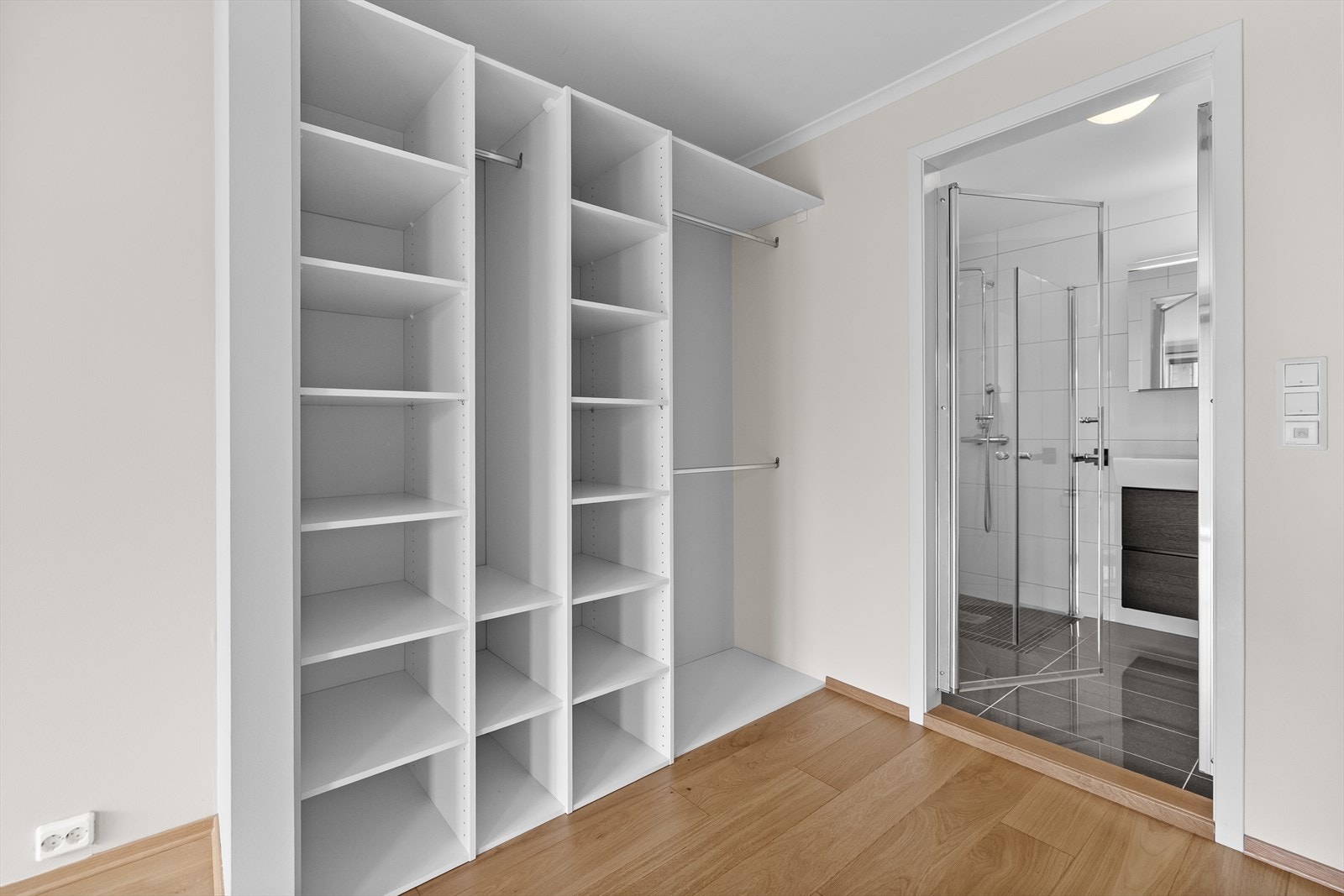Garderoben har en smart plassering med direkte inngang til det ene badet. Galleribilde