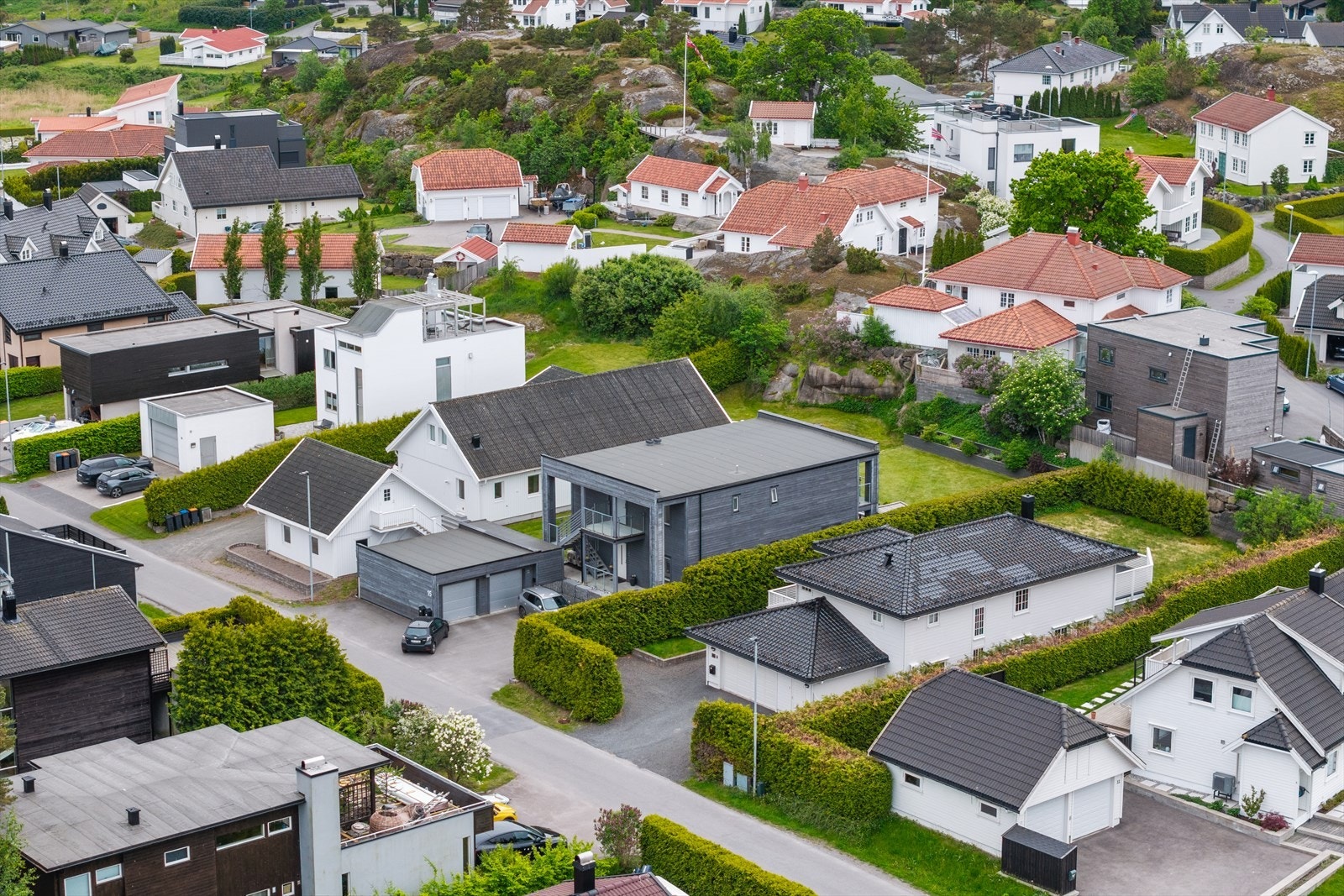 Eiendommen har en attraktiv beliggenhet på Skaustranda, i et etablert og rolig boligområde som kombinerer nærhet til sjøen med naturskjønne og grønne omgivelser. Her bor du i et svært populært område med kort vei til det meste. Galleribilde