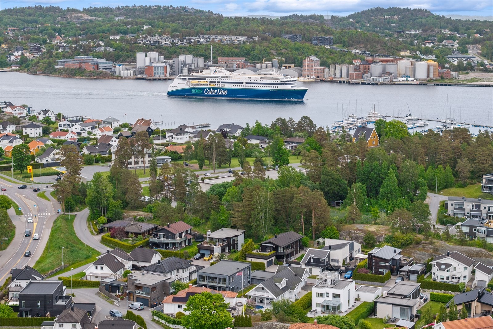 Det er ikke uten grunn at Skaustranda regnes som et av Sandefjords mest ettertraktede boligområder. Her bor du ca. 3 km sør for sentrum, i et idyllisk nabolag som kombinerer nærheten til sjø og skjærgård med kort vei til byens fasiliteter. Galleribilde