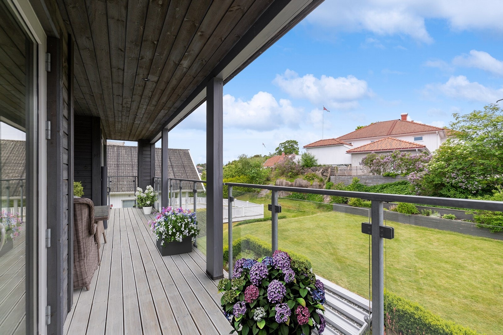 Den overbygde balkongen gir en lun og privat uteplass. Galleribilde