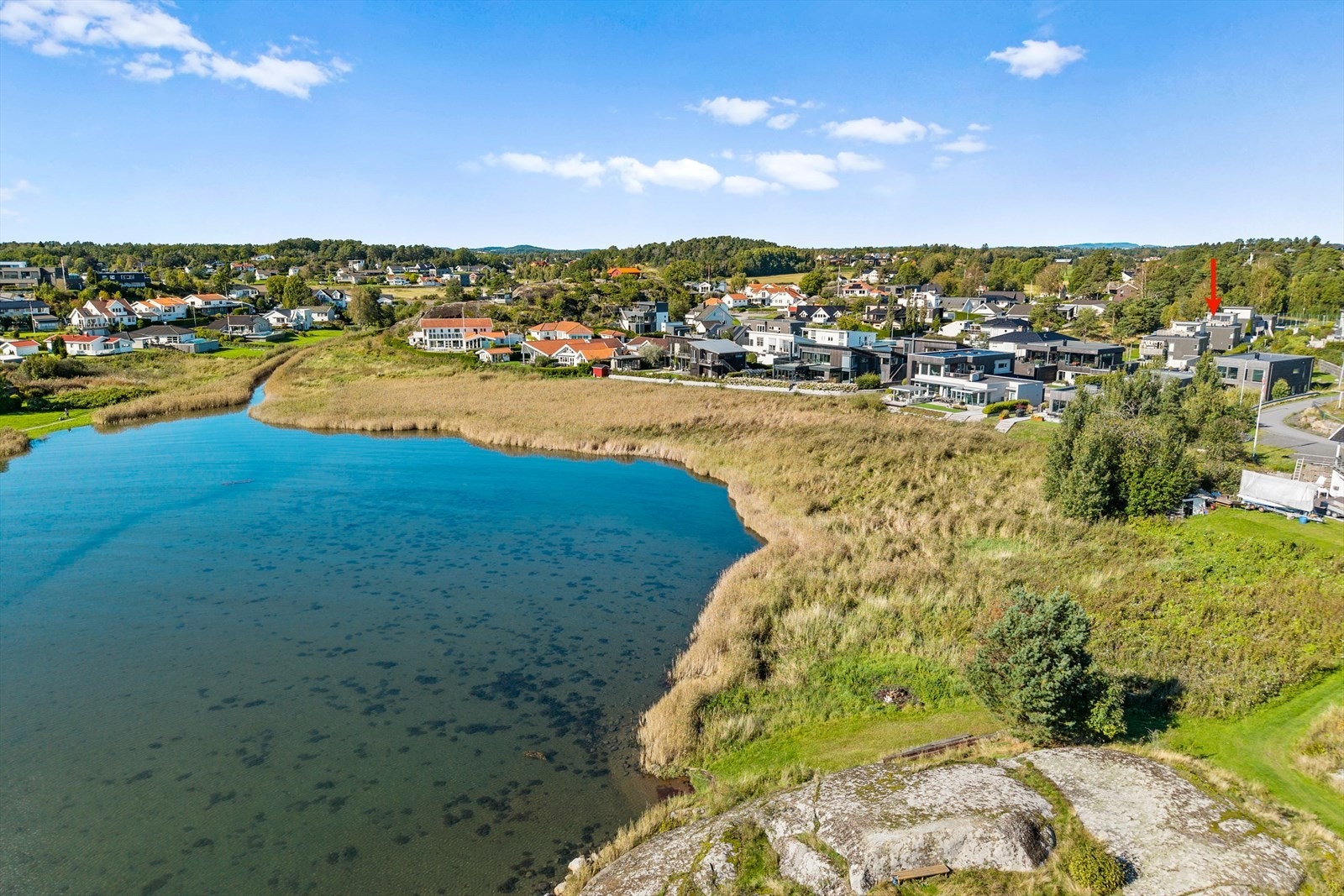 Her får du virkelig følelsen av å bo ved sjøen. Området byr på et vell av nydelige bademuligheter - enten du foretrekker sandstranden på Lofterødkilen, solvarme svaberg eller et forfriskende morgenbad fra badeplassen Karliroa. Galleribilde