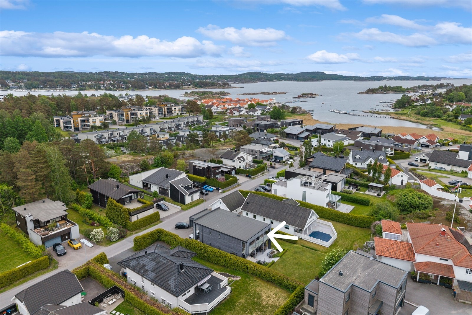 Beliggenheten gir nærhet til sjøen og flotte kystområder som innbyr til spaserturer, bading og rekreasjon. Her får du en fin kombinasjon av rolige omgivelser, gode oppvekstvilkår og enkel tilgang til byens fasiliteter. Galleribilde