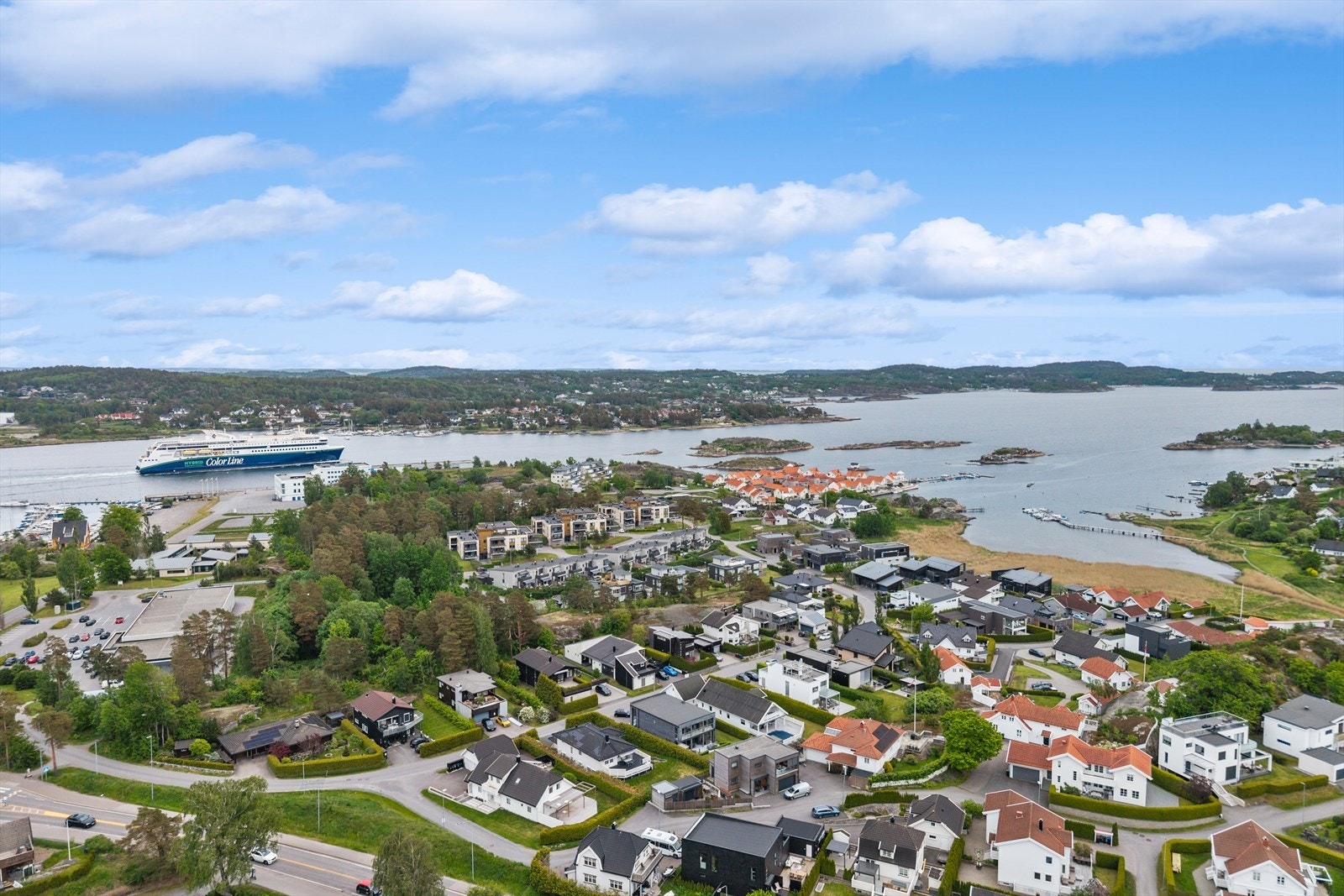 Alt i alt får du her en bolig med en beliggenhet som kombinerer det beste fra sjø, natur og by, og som gir deg en hverdag som er både behagelig, aktiv og innholdsrik. Galleribilde