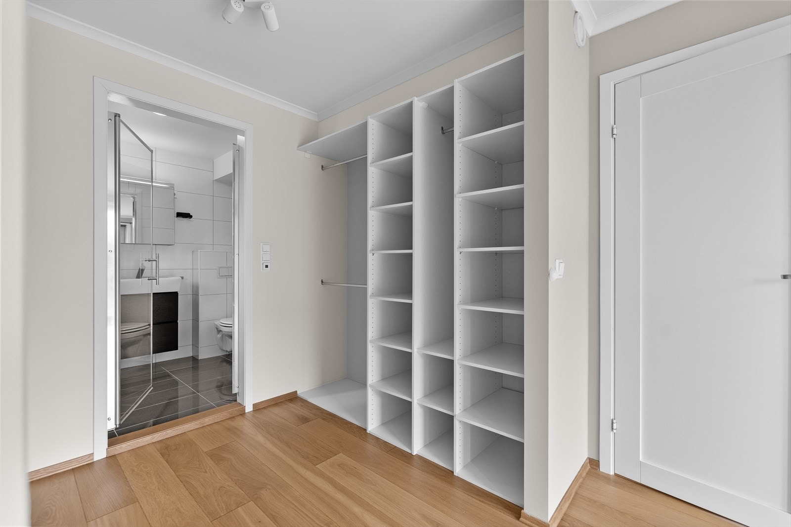 Fra hovedsoverommet er det direkte adkomst til et romslig walk-in closet. Galleribilde