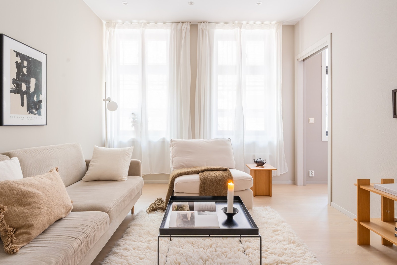 De store vindusflatene slipper inn rikelig med naturlig lys som skaper en luftig og behagelig atmosfære. Galleribilde
