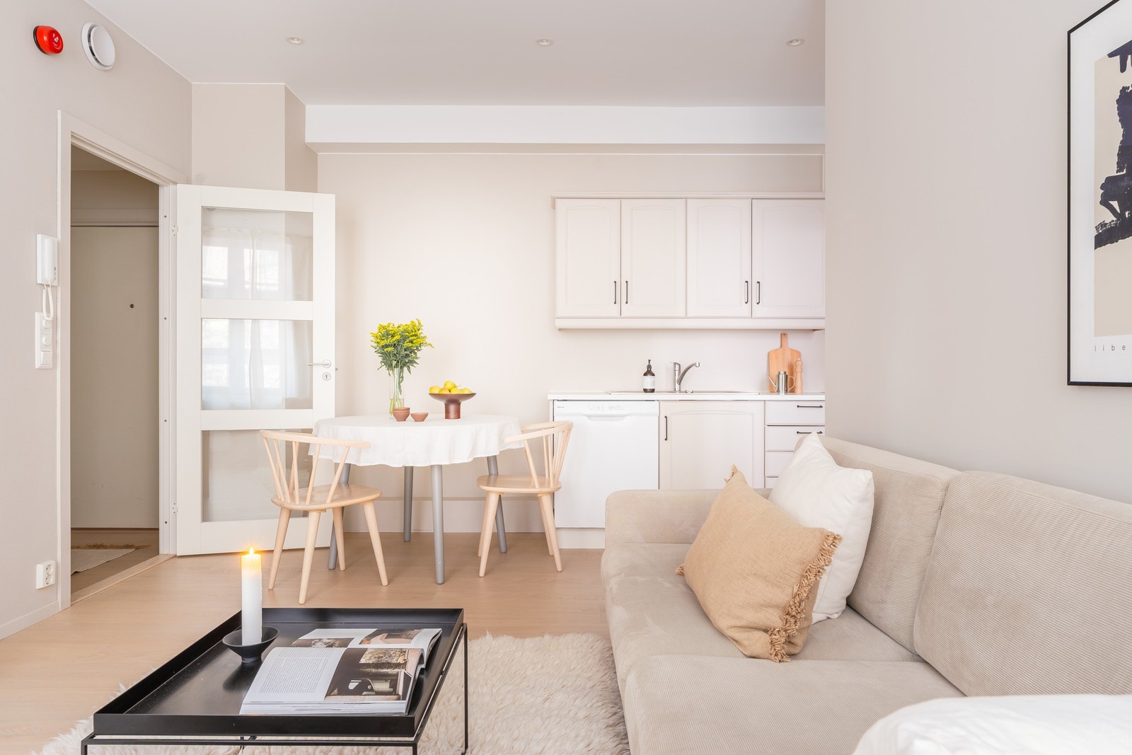 Her er det god plass til både sofagruppe og spisebord. Galleribilde