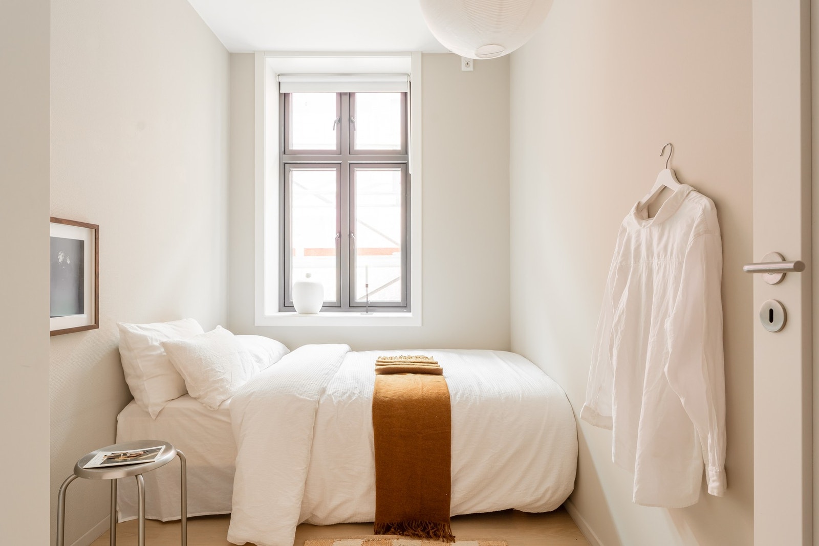 Begge rommene har lyse overflater og vinduer som slipper inn godt med dagslys, noe som bidrar til en behagelig og luftig romfølelse. Galleribilde