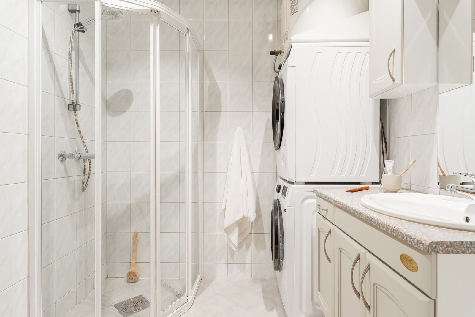 Badet er innredet med flislagt gulv og flislagte vegger. Galleribilde
