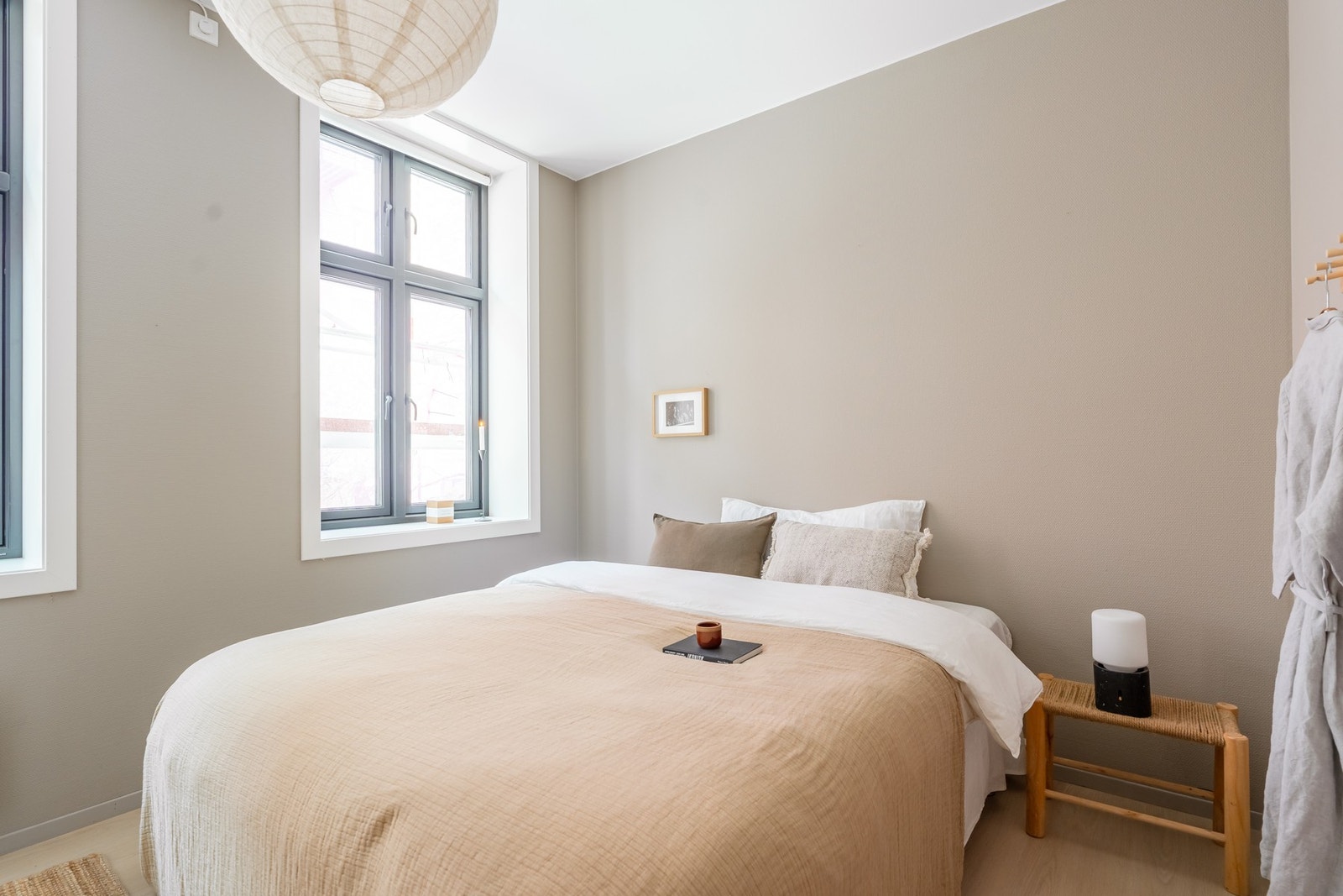 Hovedsoverommet har god plass til dobbeltseng og tilhørende møblement, mens det andre rommet egner seg perfekt som barnerom, gjesterom eller hjemmekontor. Galleribilde