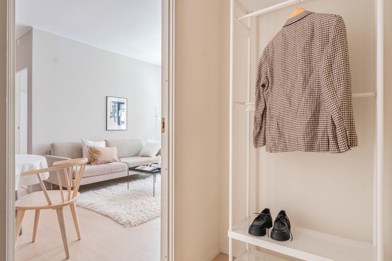 Velkommen inn! Leiligheten ønsker deg velkommen med en lys og innbydende entré. Galleribilde