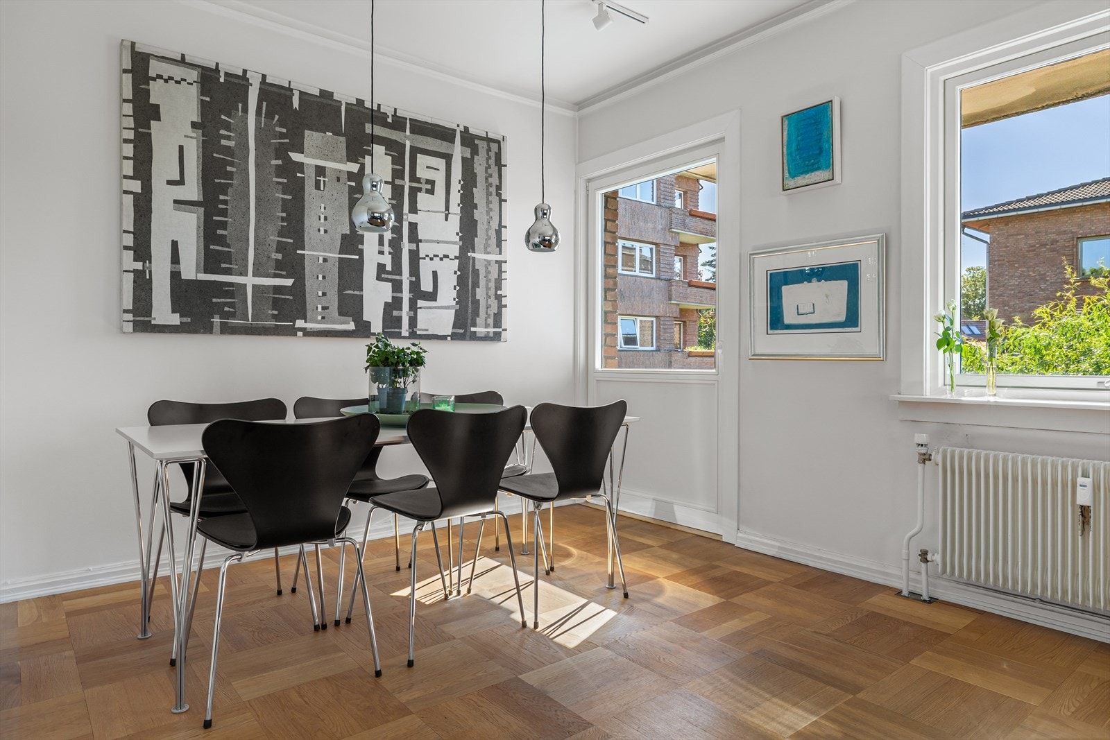 God plass til spisegruppe i egen del av stuen. Galleribilde