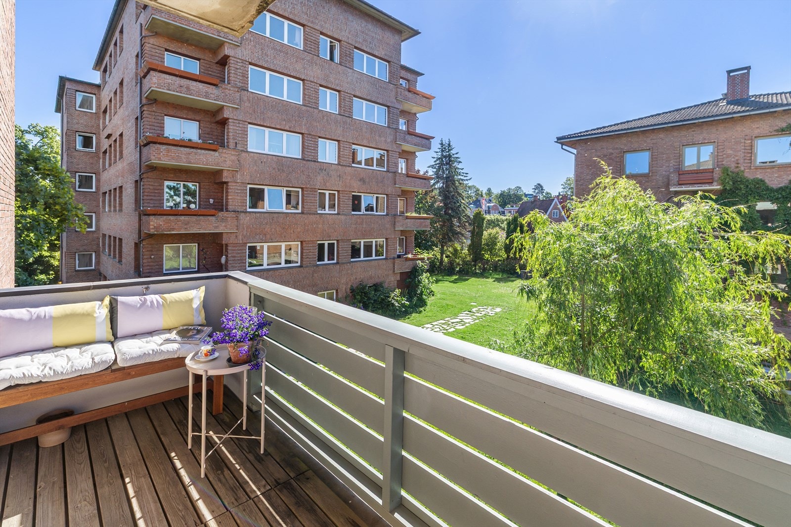 Fra stuen er det utgang til en balkong på ca. 5 m² med plass til en hyggelig sittegruppe. Galleribilde