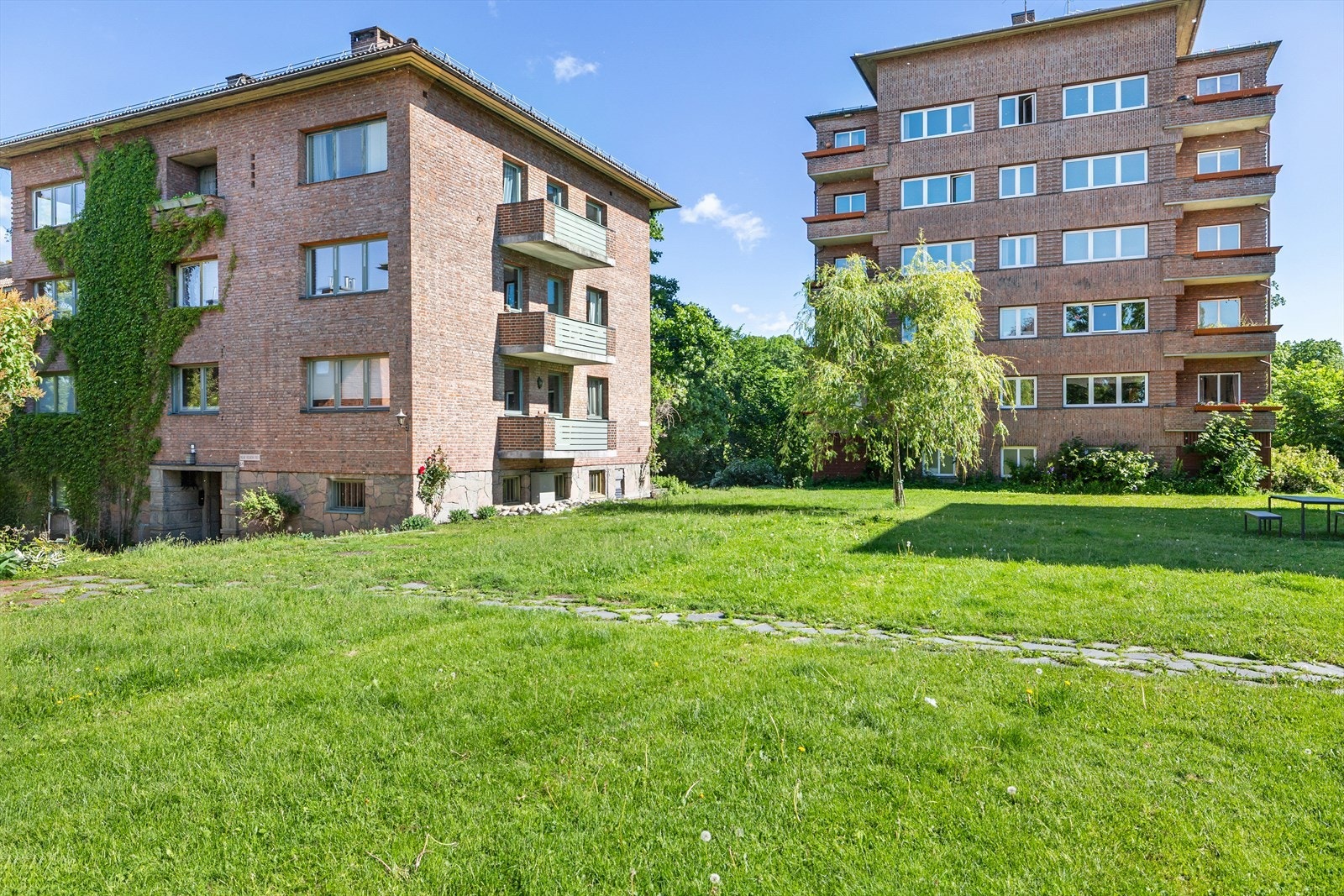 Bygningen fra 1940 er oppført i murkonstruksjoner, med en arkitektur som var vanlig for byggeperioden. Galleribilde