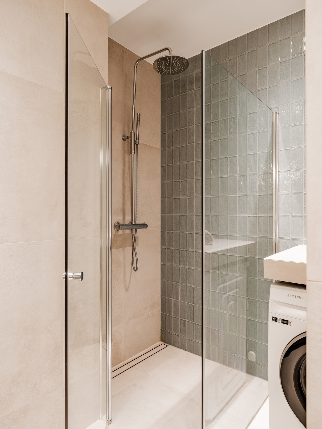 Badet har rennesluk fra Purus med klemring i dusjsonen. Galleribilde