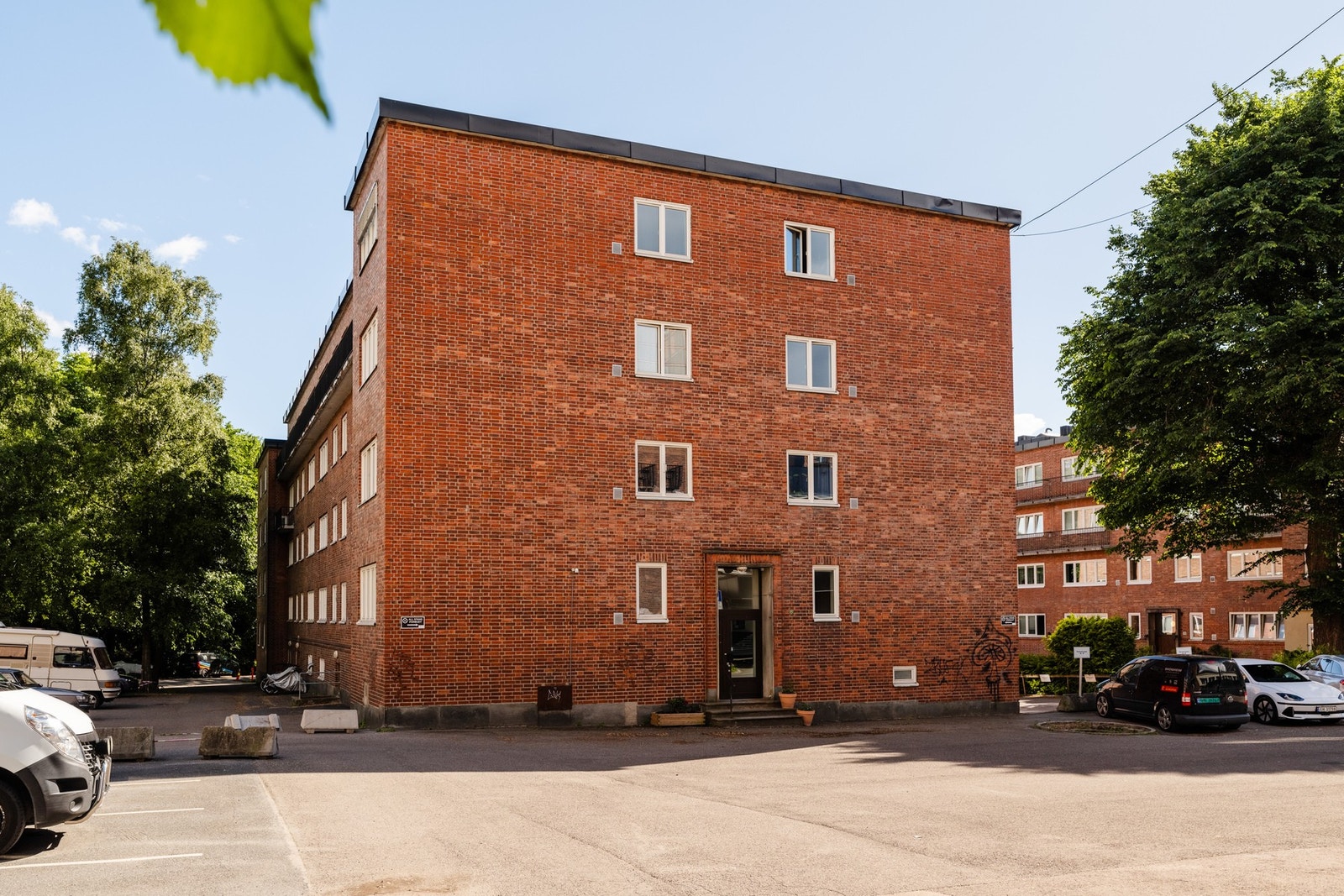 Nye Båhusveien 8 er et veldrevet borettslag med 48 leiligheter, og har blant annet vaskerom, verksted, sosialkomité og hagegruppe. Galleribilde