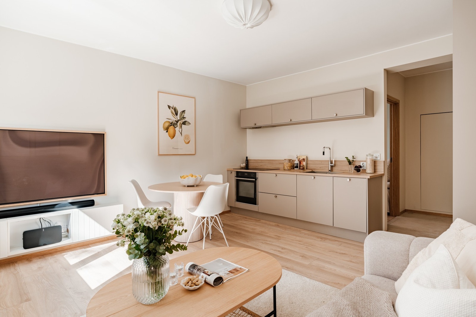 Dette er en rålekker og moderne 3-roms hjørneleilighet med en lun og tidsriktig fargepalett. Galleribilde