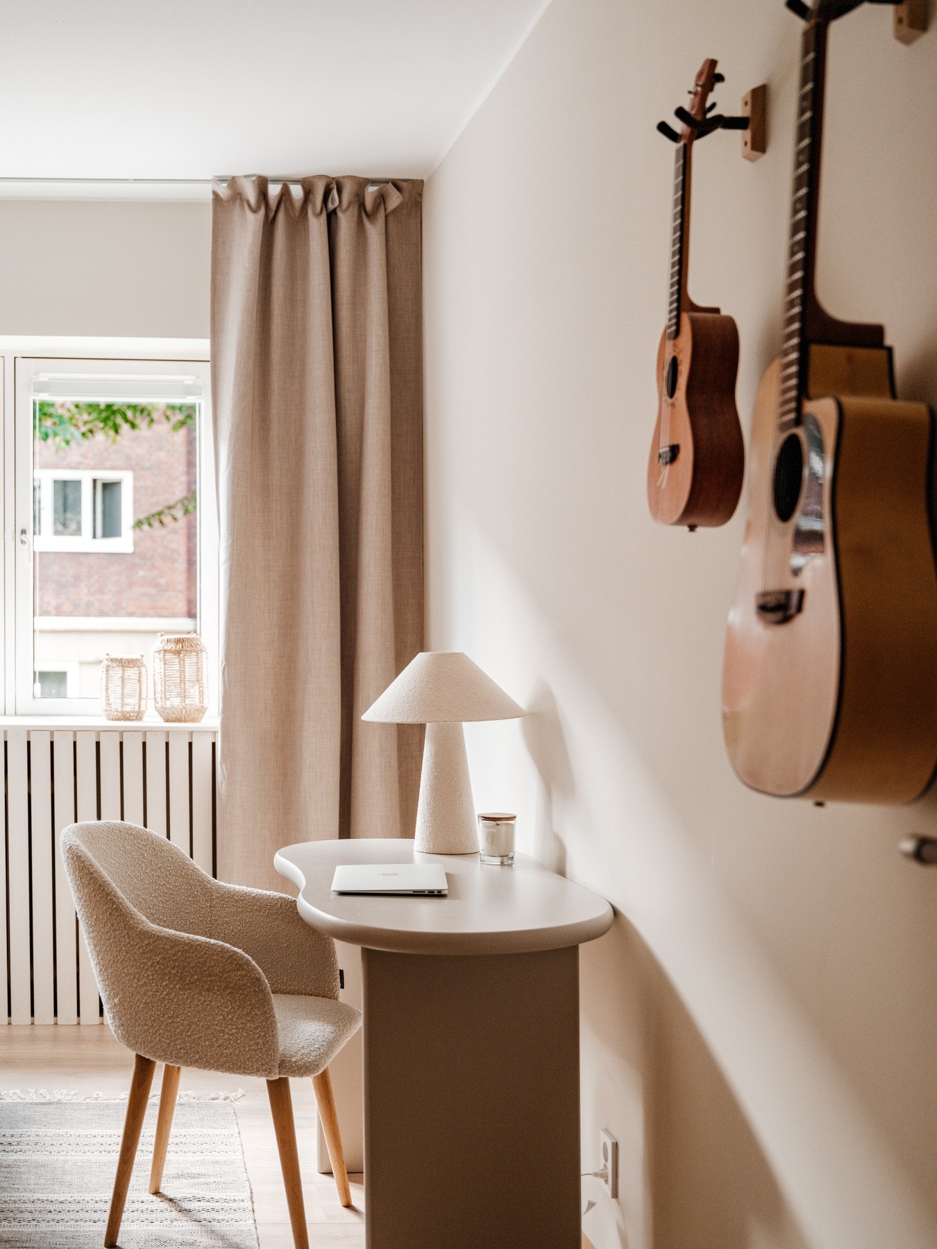 Det er plass til kontor- eller kommodeløsninger på soverommet. Galleribilde