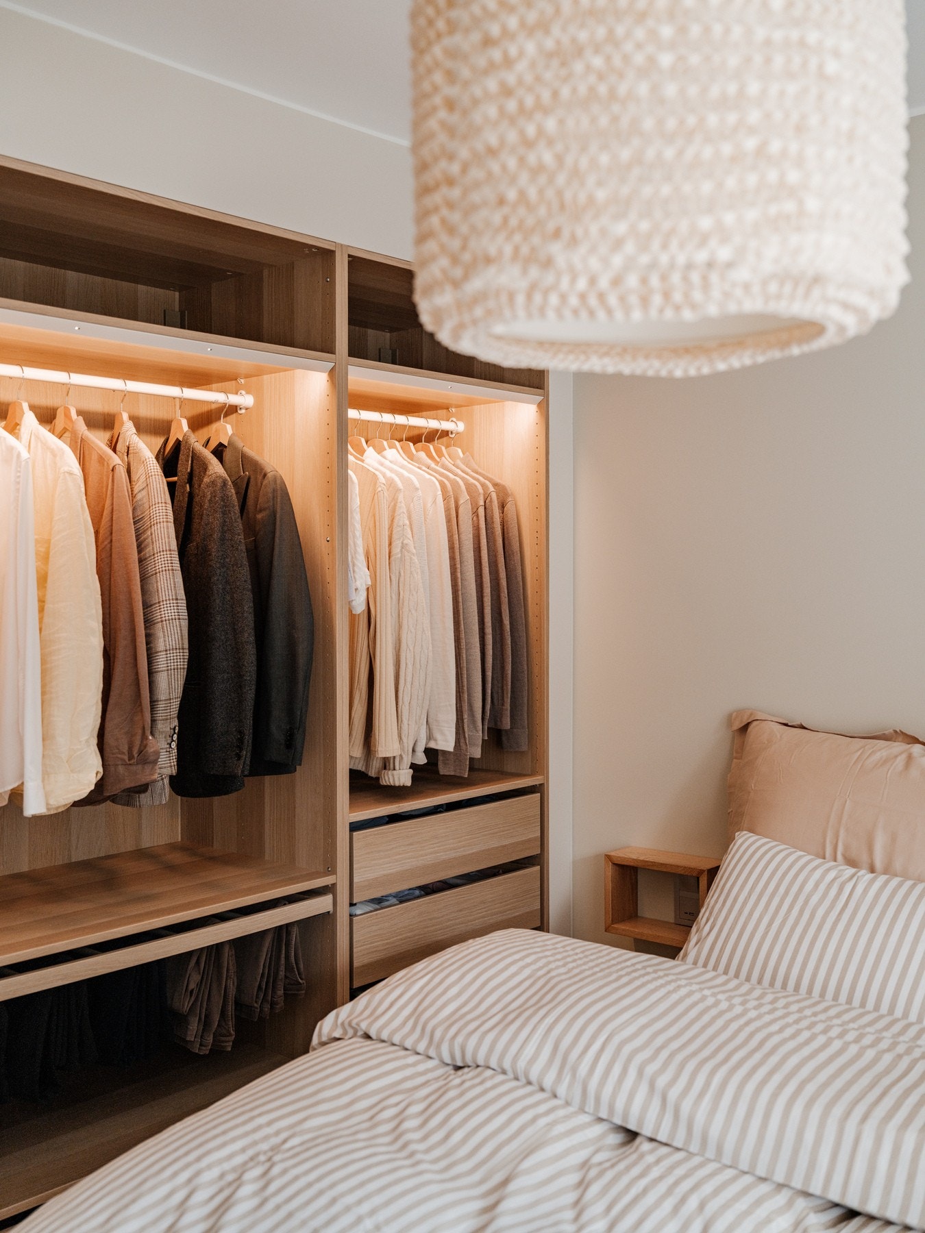 Innebygget og plassbygget PAX-garderobe i åpen løsning gir rikelig med oppbevaringsplass og tilfører rommet "Hotell-følelse". Galleribilde