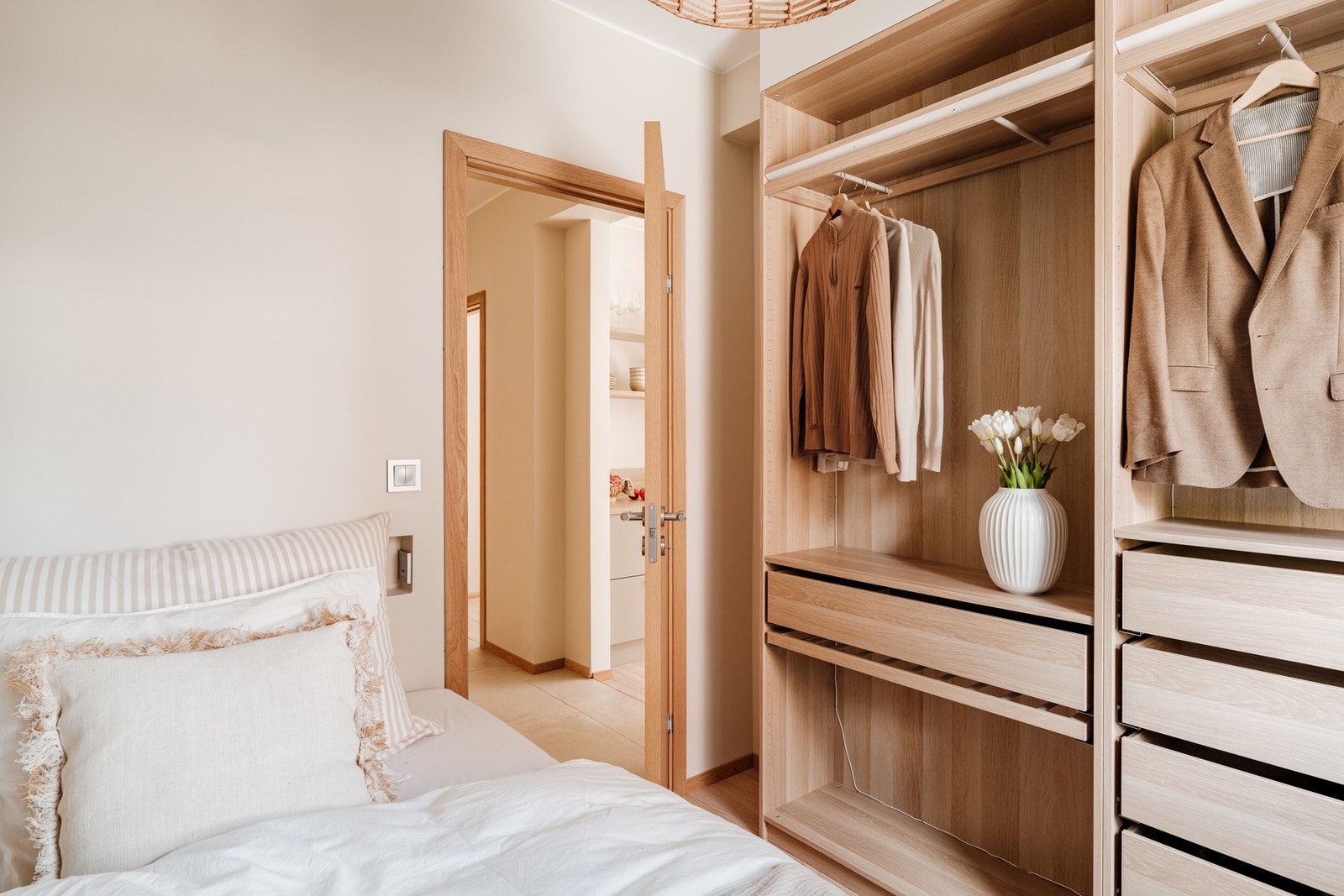 God oppbevaringsplass i innebygget og plassbygget PAX-garderobe i åpen løsning, Galleribilde