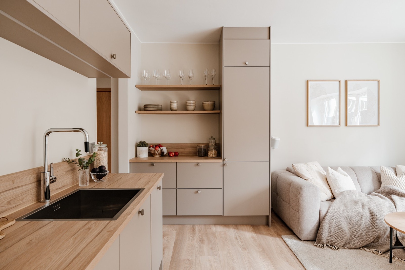 Kjøkkenet byr på gode arbeidsflater og et gjennomført design som harmonerer godt med boligens øvrige uttrykk. Galleribilde