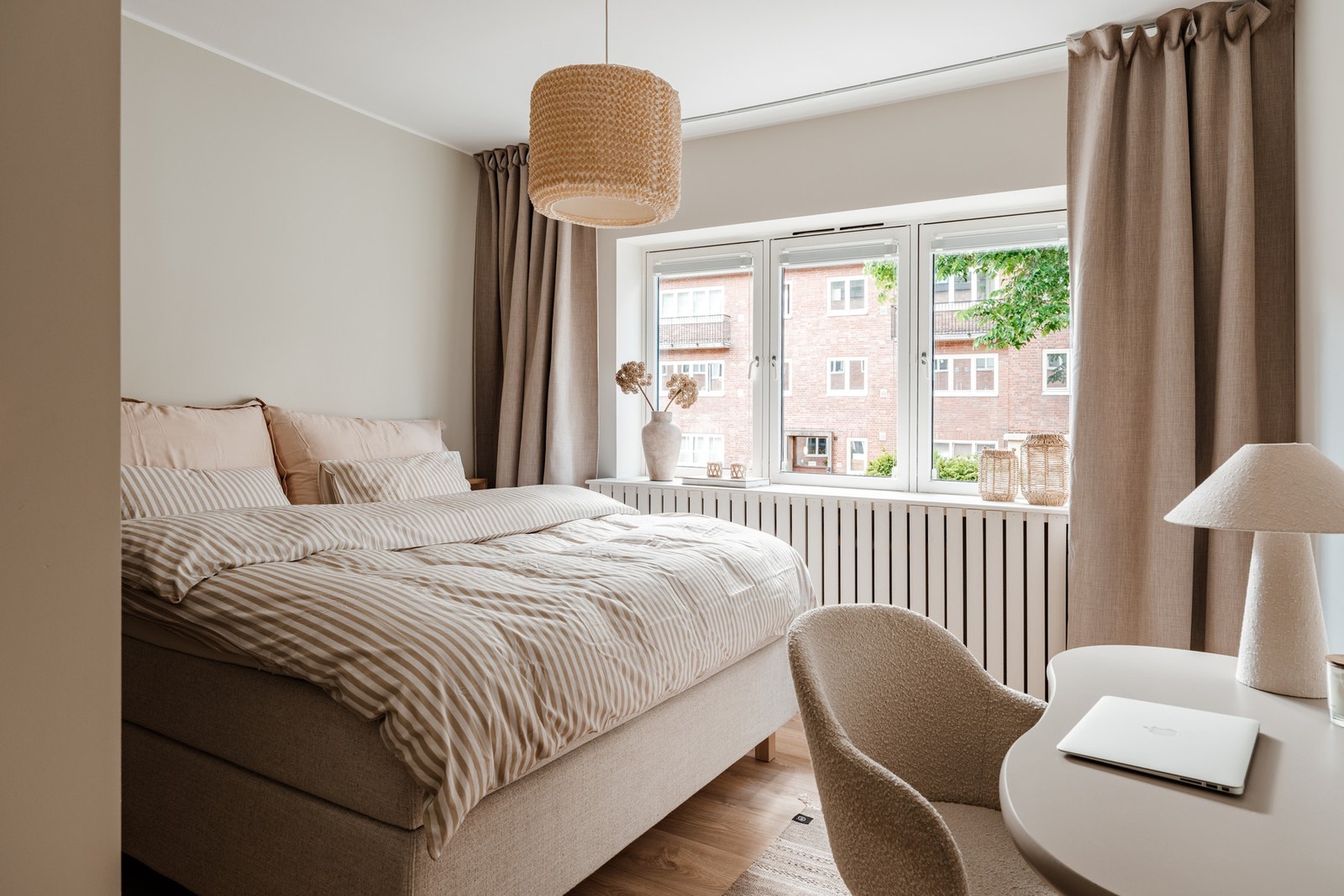 Innbydende hovedsoverom med en lun og avslappende atmosfære. Galleribilde