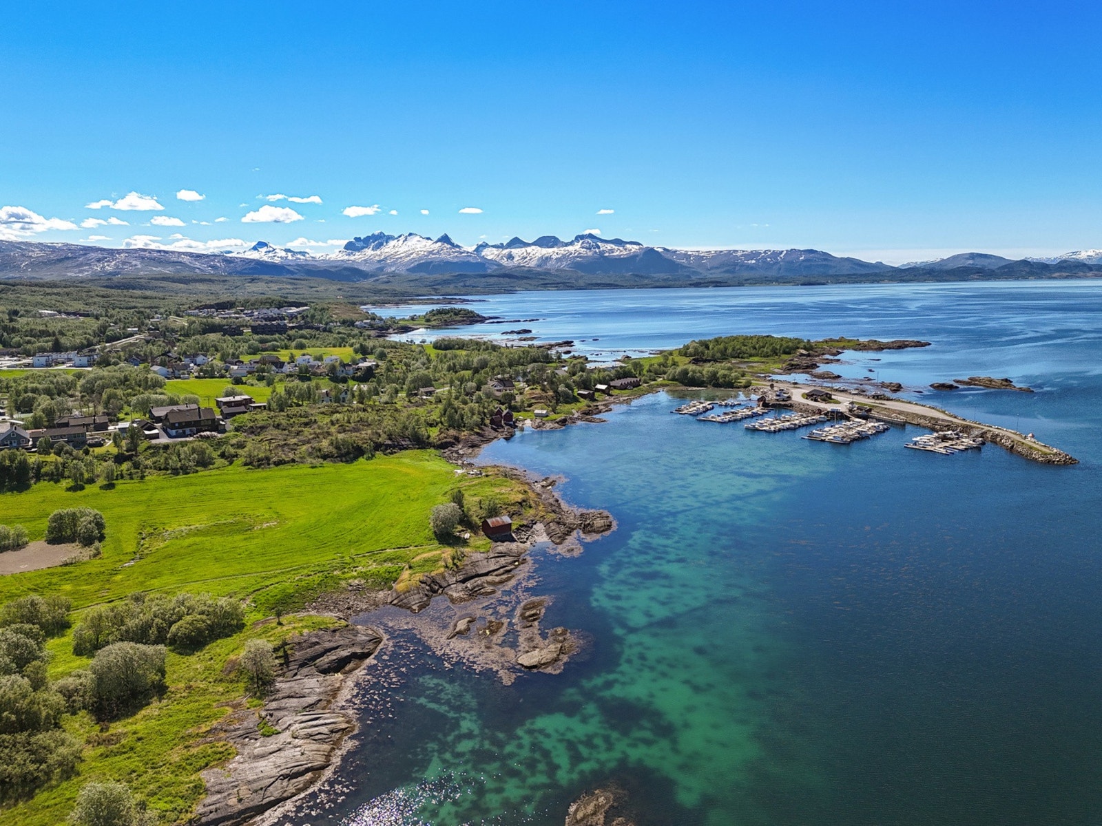 Eiendommen ligger i naturskjønne omgivelser med nærhet til sjø og marina. Galleribilde