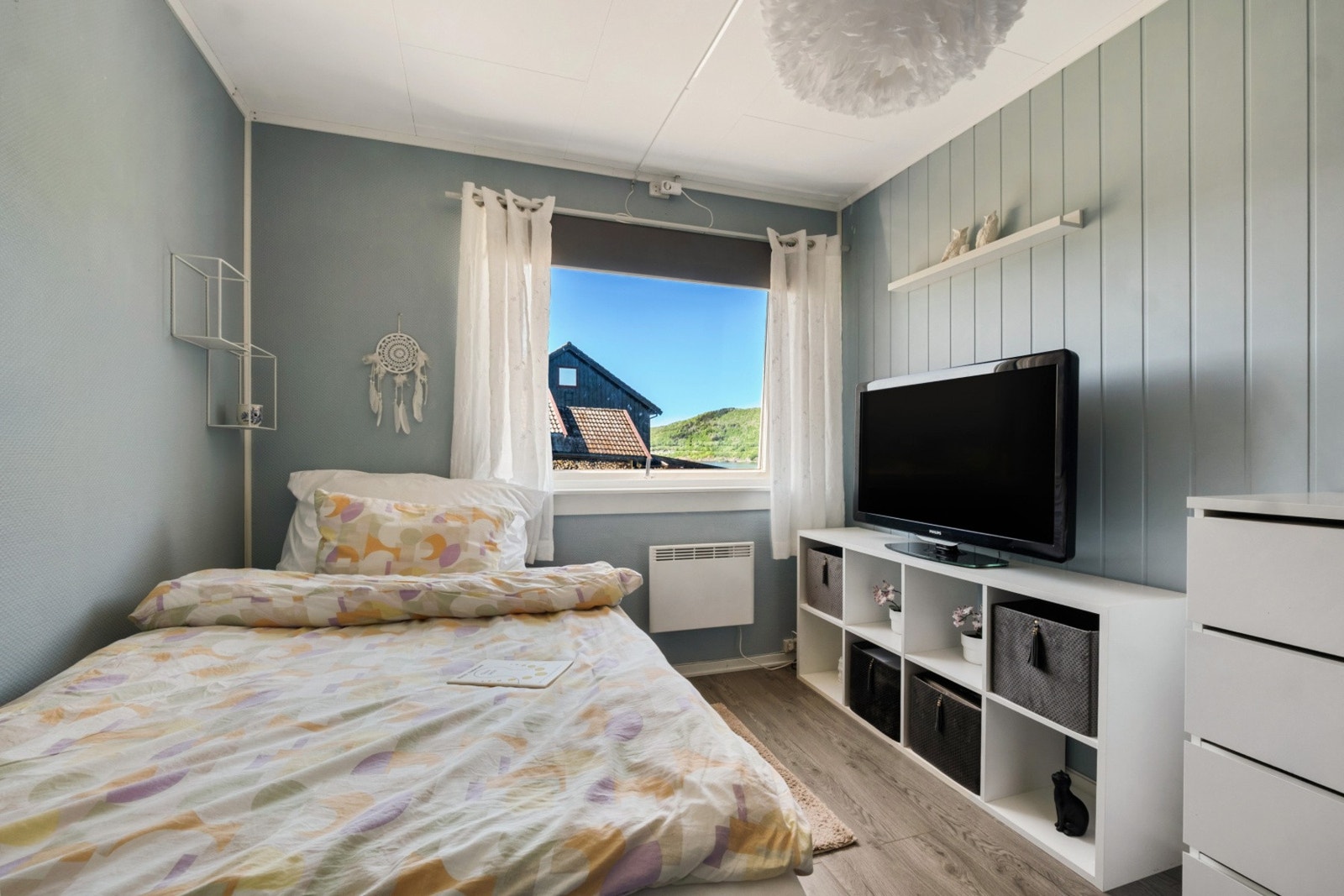 Soverom med plass til seng, skrivepult og oppbevaring. Galleribilde