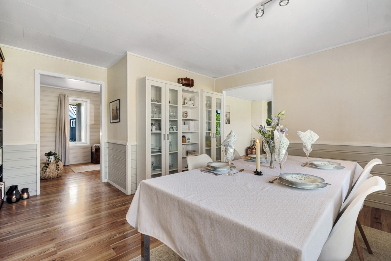 Spisestuen har plass til langbord for hyggelige sammenkomster med familie og venner. Galleribilde