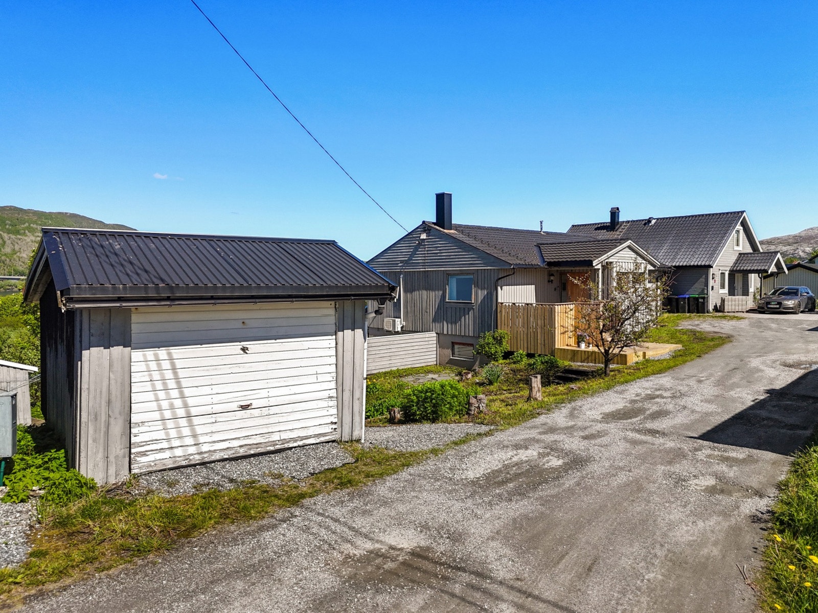 Garasje og biloppstillingsplass på egen tomt. Galleribilde