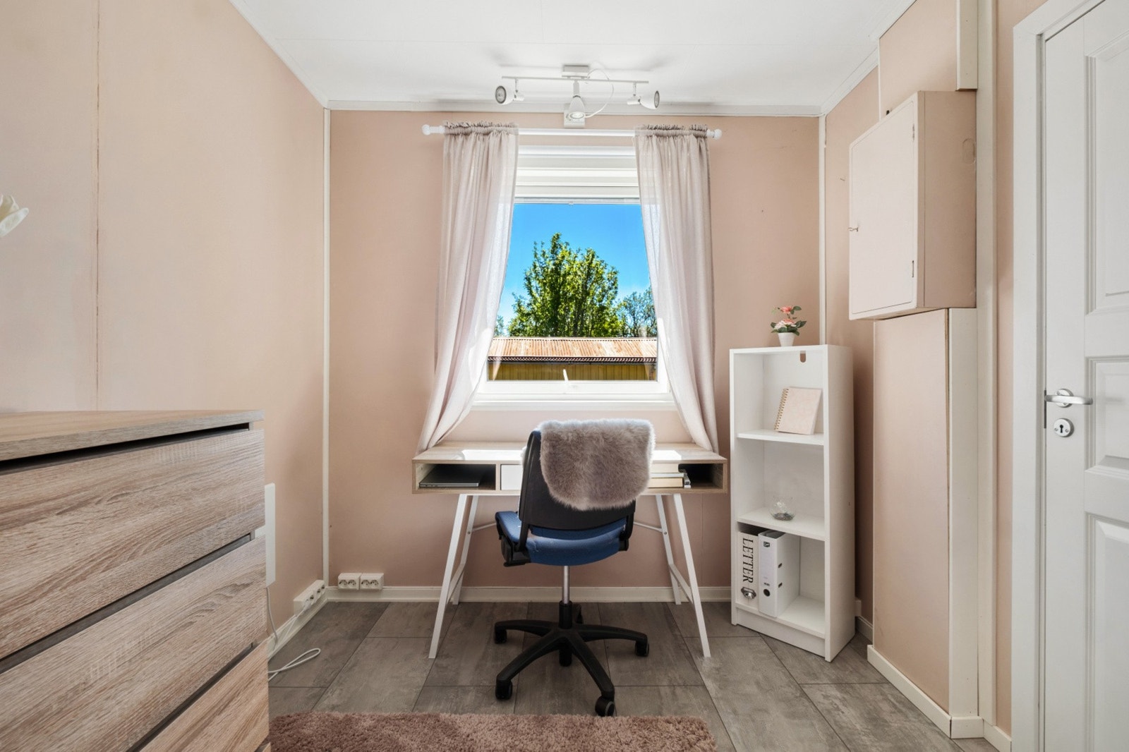 Rommet har plass til både seng og en liten arbeidsplass ved vinduet. (Rommet er registert som bod og bruksendring er ikke omsøkt Bodø kommune) Galleribilde