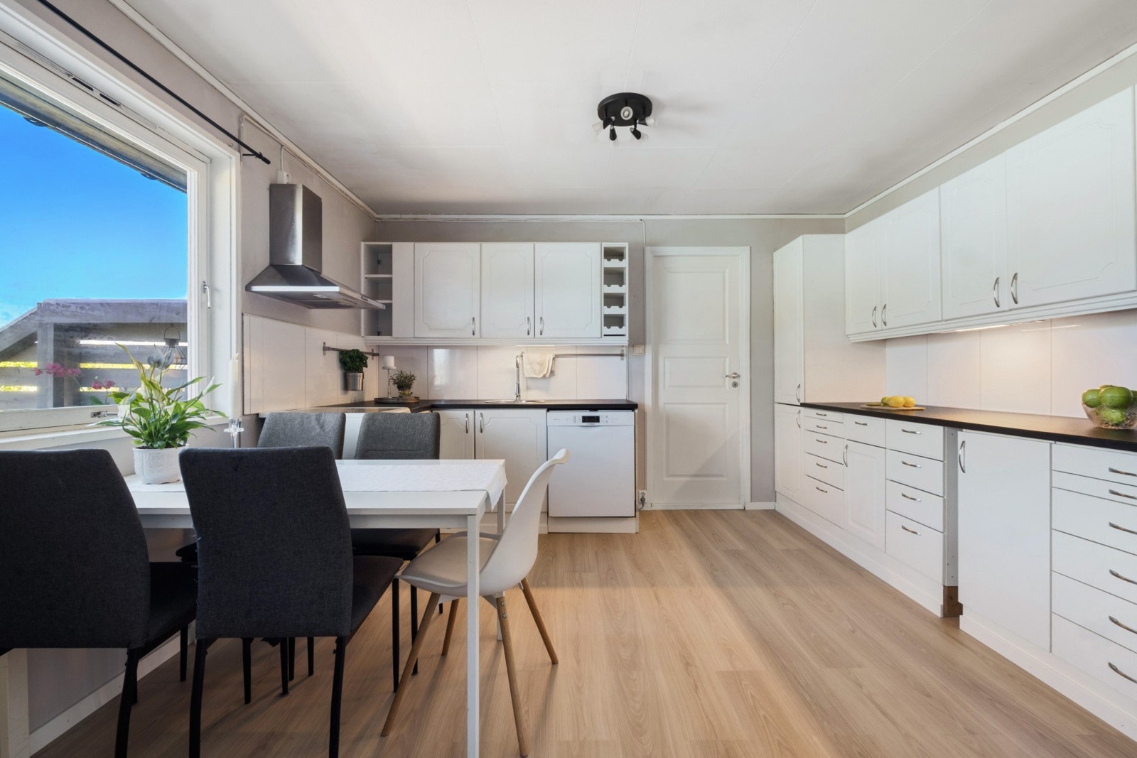 Kjøkkeninnredning med profilerte fronter og laminat benkeplate. Galleribilde