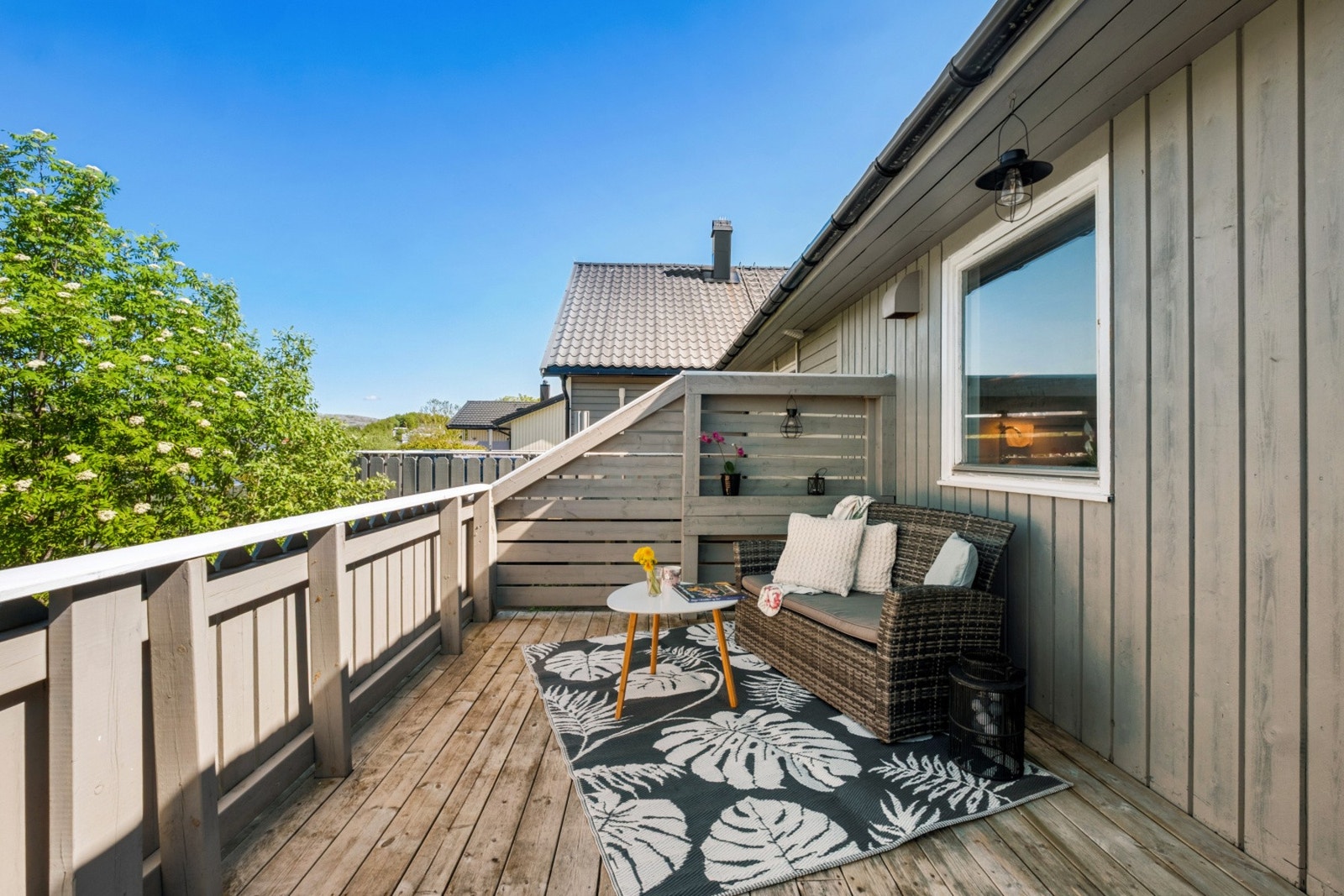 Balkong med utgang fra spisestuen i hovedetasjen. Galleribilde