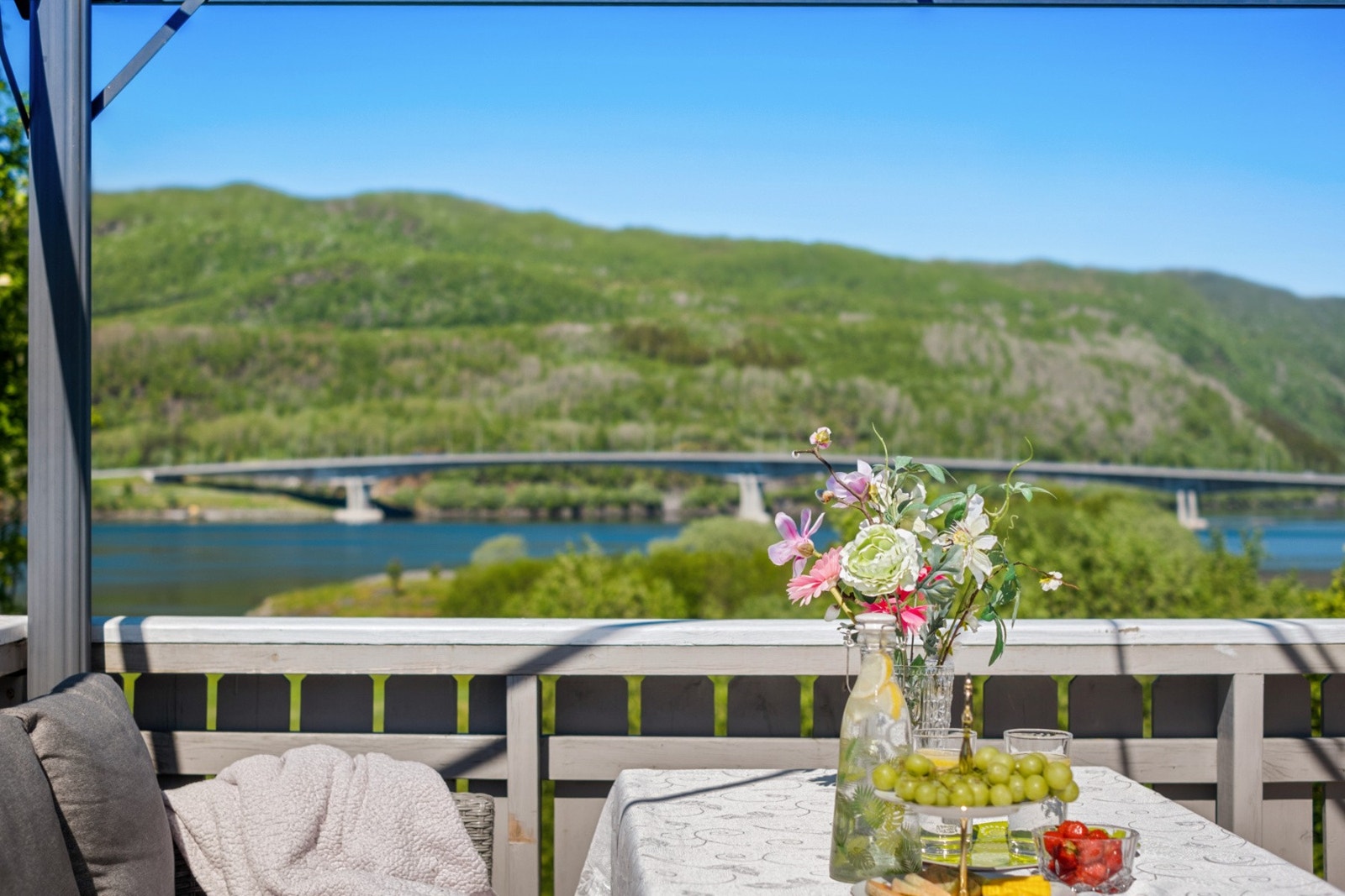 Utsikten fra terrassen er en av boligens fremste kvaliteter. Galleribilde