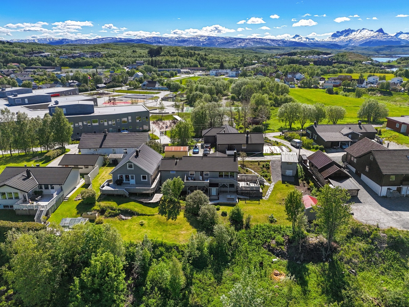 Kort avstand til Tverlandet skole og barnehage. Galleribilde