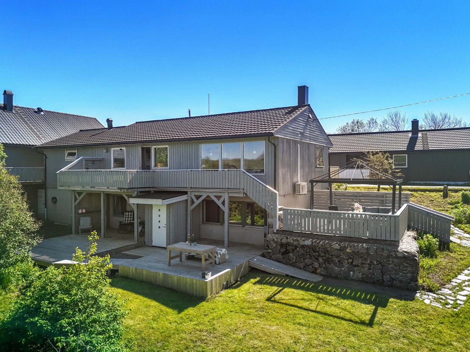 Velkommen til Langoddveien 42 B! En innholdsrik enebolig med utleiemuligheter og store uteplasser fordelt over flere nivåer. Foto: MAMOR. Galleribilde