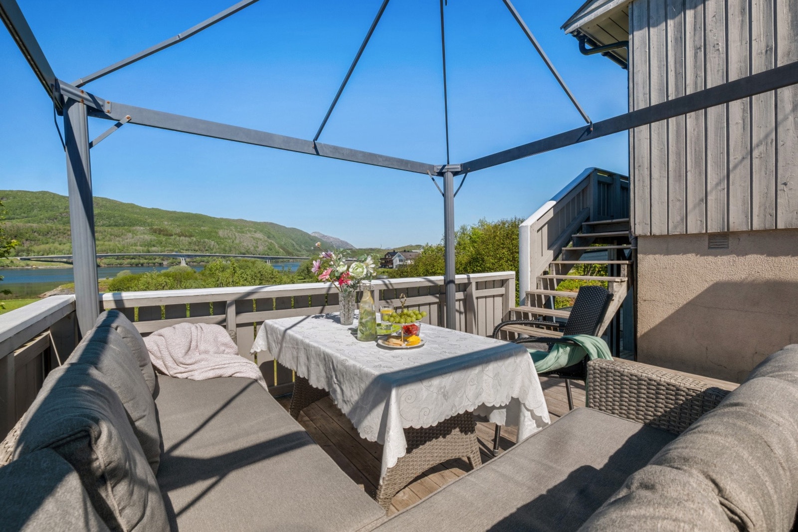 Her kan lange dager nytes på terrassen med utsikt over sundet og landskapet rundt. Galleribilde