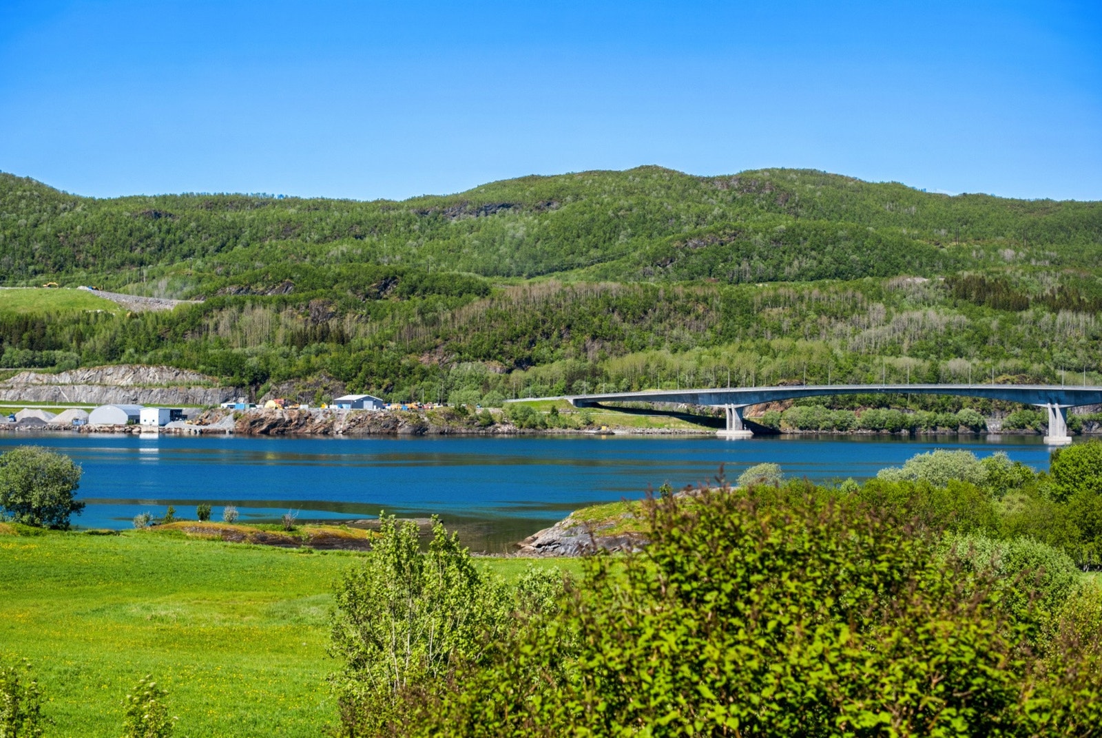 Nærhet til sjøen og flotte turområder rett utenfor døren. Galleribilde