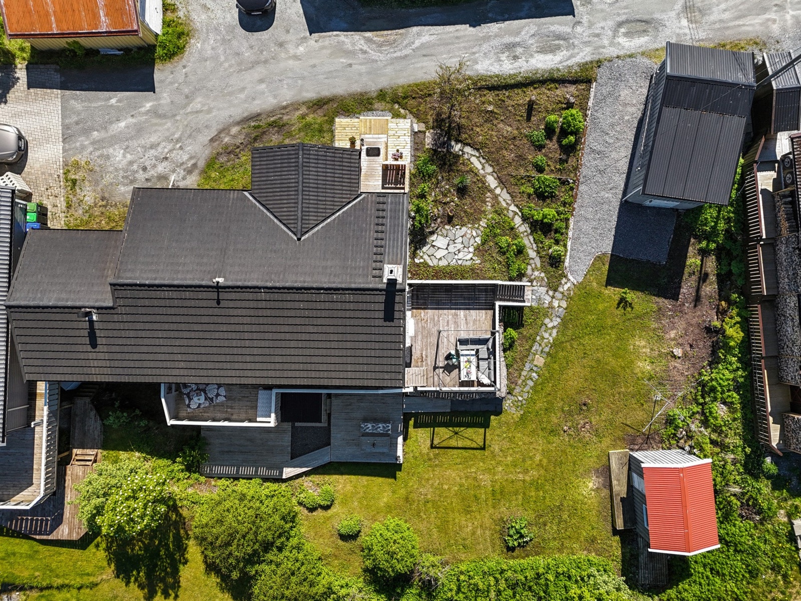 Eiendommen har en stor hage og flere uteplasser, samt garasje og bod. Galleribilde