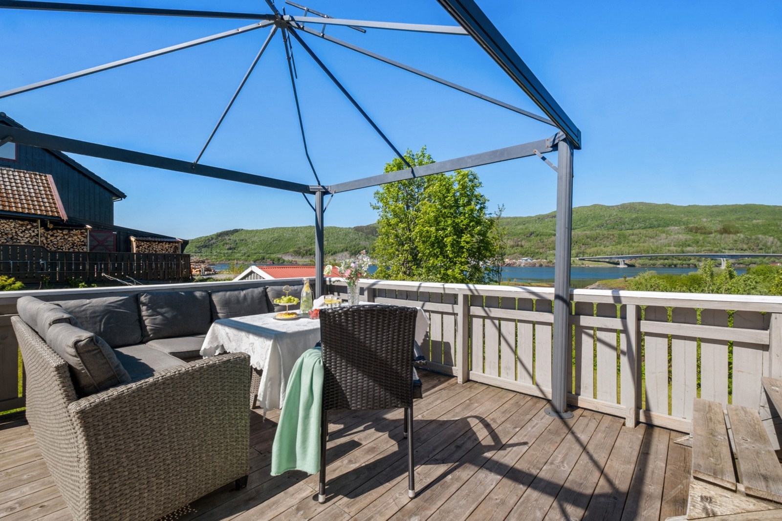 En perfekt plass for sosiale lag med utsikt over vannet. Galleribilde
