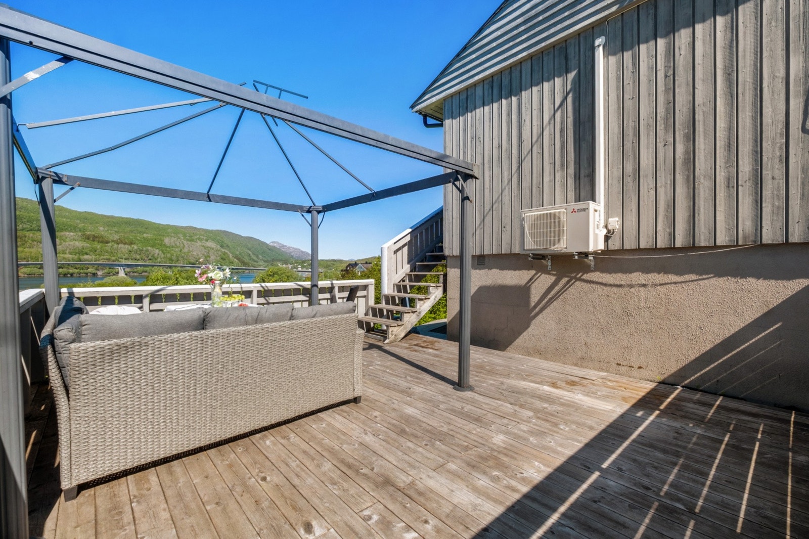Stor terrasseplatting med god plass til utemøbler og paviljong. Galleribilde